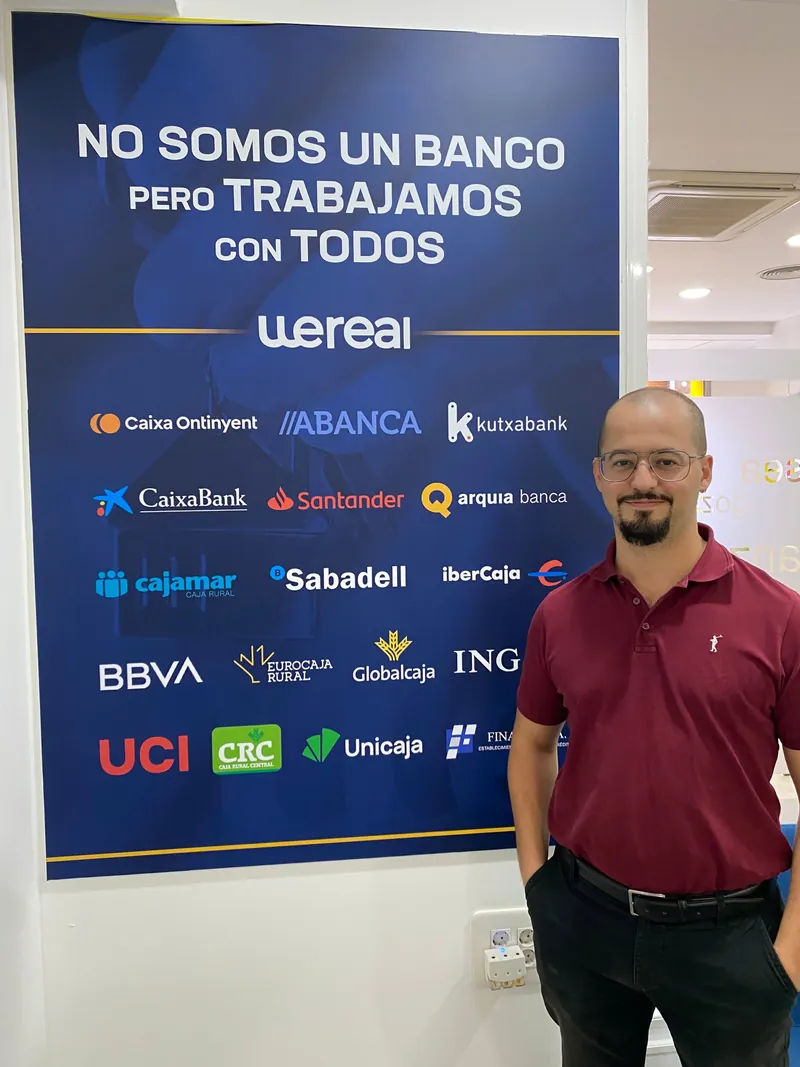 Víctor Dabat Aracil junto al panel «No somos un banco pero trabajamos con todos» de Wereal