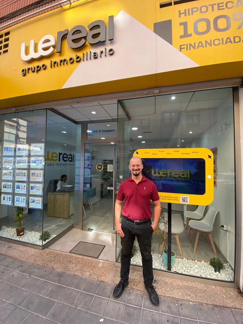 Víctor Dabat Aracil, agente de Wereal, listo para atender a clientes en Alicante