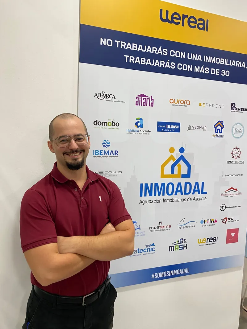 Víctor Dabat Aracil junto al panel de INMOADAL, Agrupación Inmobiliarias de Alicante