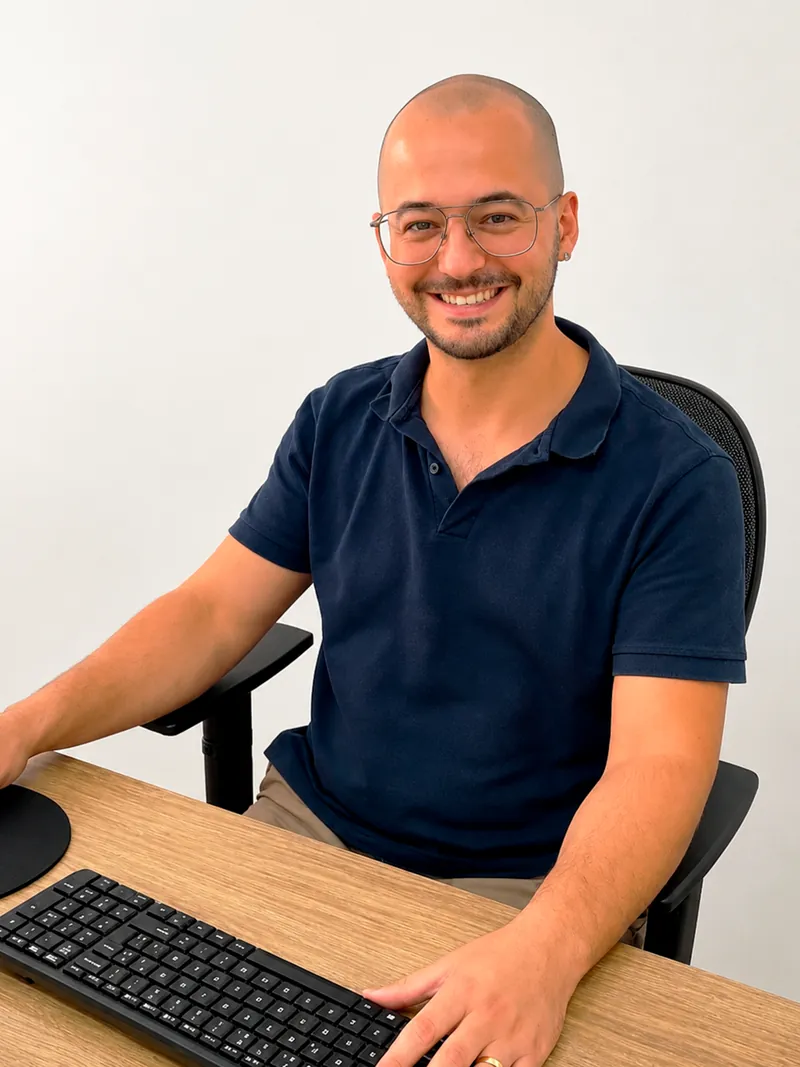 Víctor Dabat Aracil trabajando en su mesa en la oficina de Wereal Grupo Inmobiliario